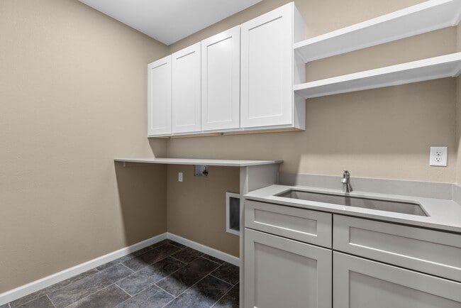 Building Photo - Beautifully Upgraded 3-Bedroom Home in Prairie Village with Finished Basement