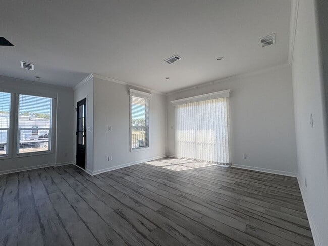 Building Photo - 142 Blue Beard Dr