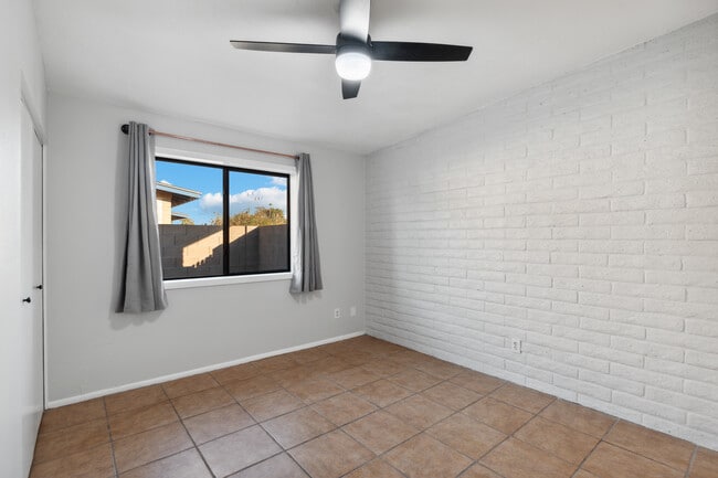 Building Photo - 1612 E Gaylon Dr