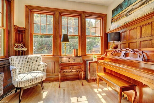 Building Photo - LARCHMONT