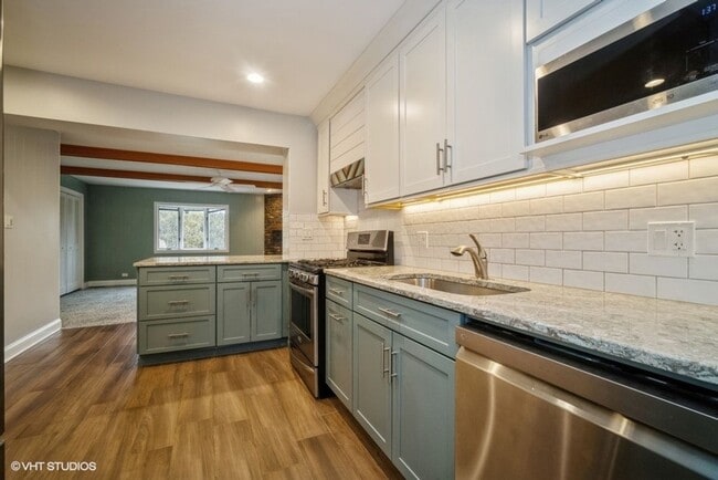 Building Photo - Renovated 3 bedroom home in award winning ...