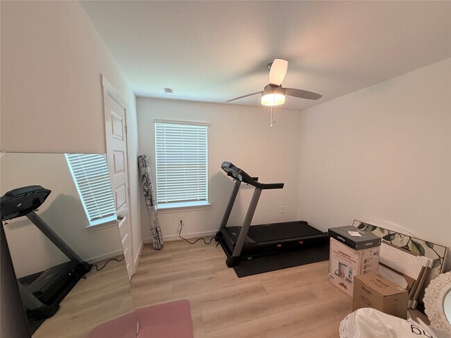 Building Photo - 4986 Edgewood Dr