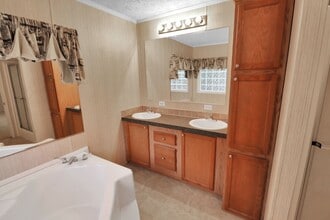 Building Photo - Country Living in New Kent County!