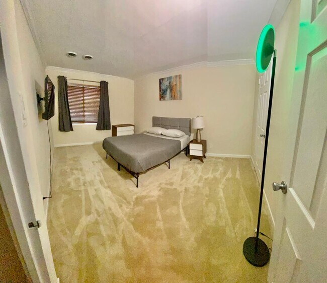 Building Photo - 2624 Redcoat Dr