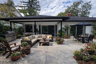 Building Photo - 2212 Linda Flora Dr