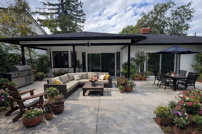 Building Photo - 2212 Linda Flora Dr