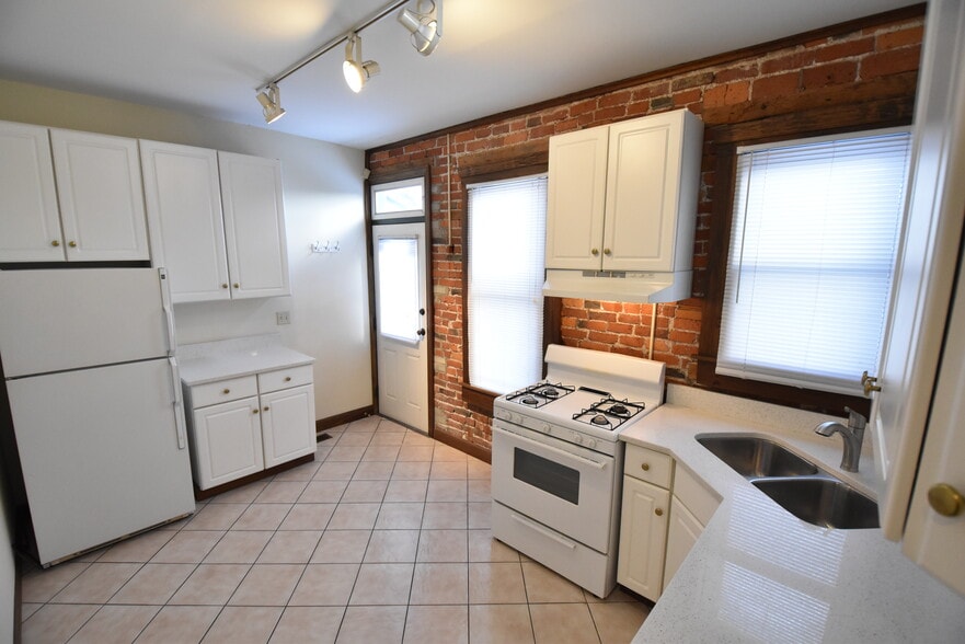 Kitchen - 39 E Russell St