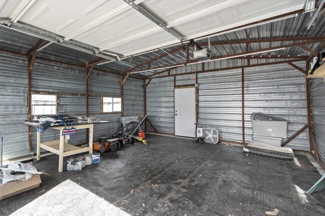 Building Photo - 6627 Hilton Dr