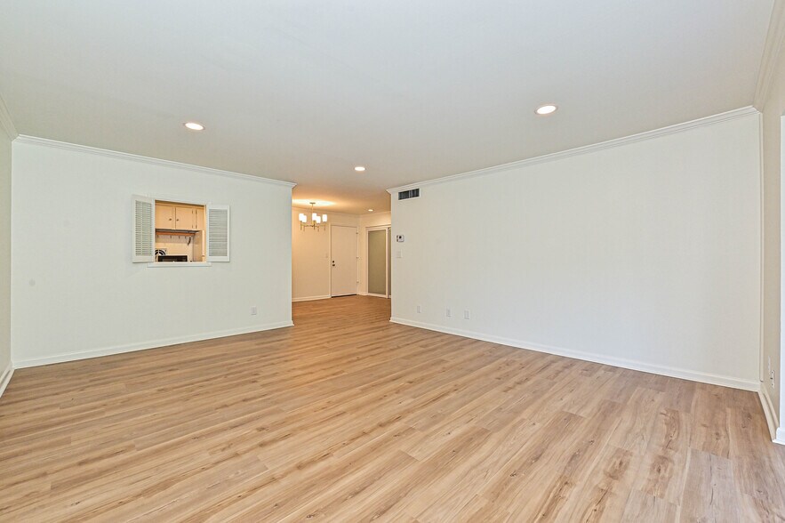 Building Photo - 1323 Queens Rd