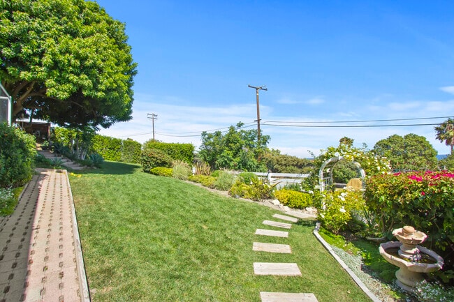 Building Photo - 6363 ZUMIREZ Dr