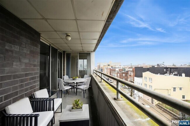 Building Photo - 364 Palisade Ave