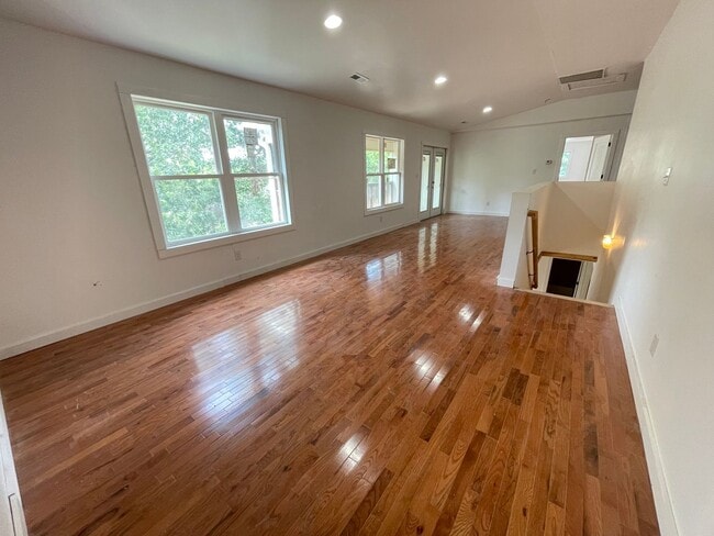 Building Photo - Big and Beautiful House with attached 1br ...