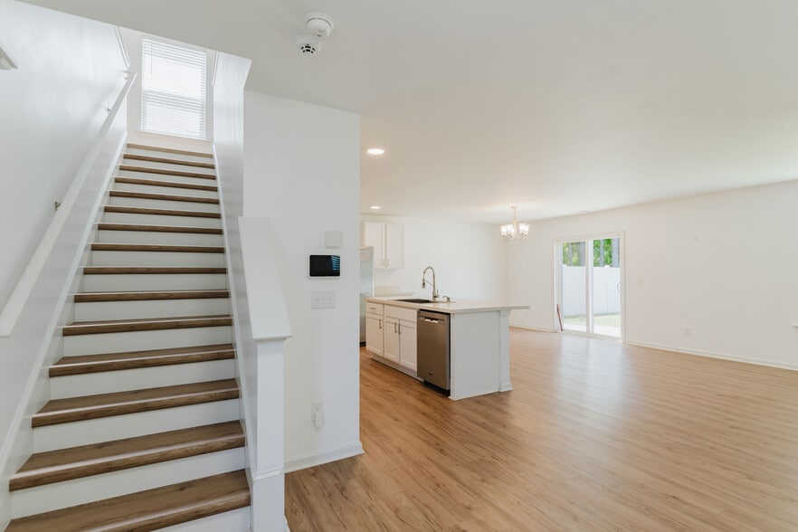 Building Photo - 204 Mascot Ct