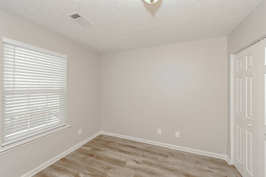 Building Photo - 1255 W Oaks Way