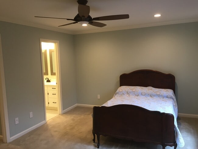 Building Photo - Gorgeous Updated 2BR 3BA Town house
