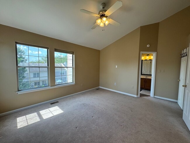 Building Photo - Beautiful And Spacious 3 Bed 3 Bath End Un...