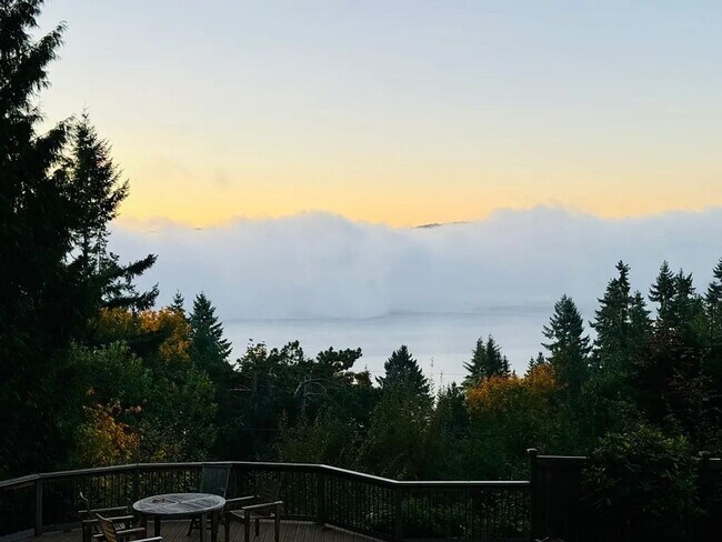 Building Photo - Elegant 4 bed home with Lake Sammamish Vie...