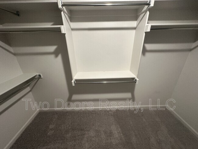 Building Photo - 2229 Roca Dr