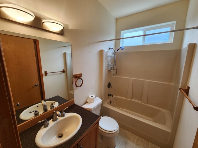 Building Photo - 3 bed 2.5 bath home on Bell Hill with grea...