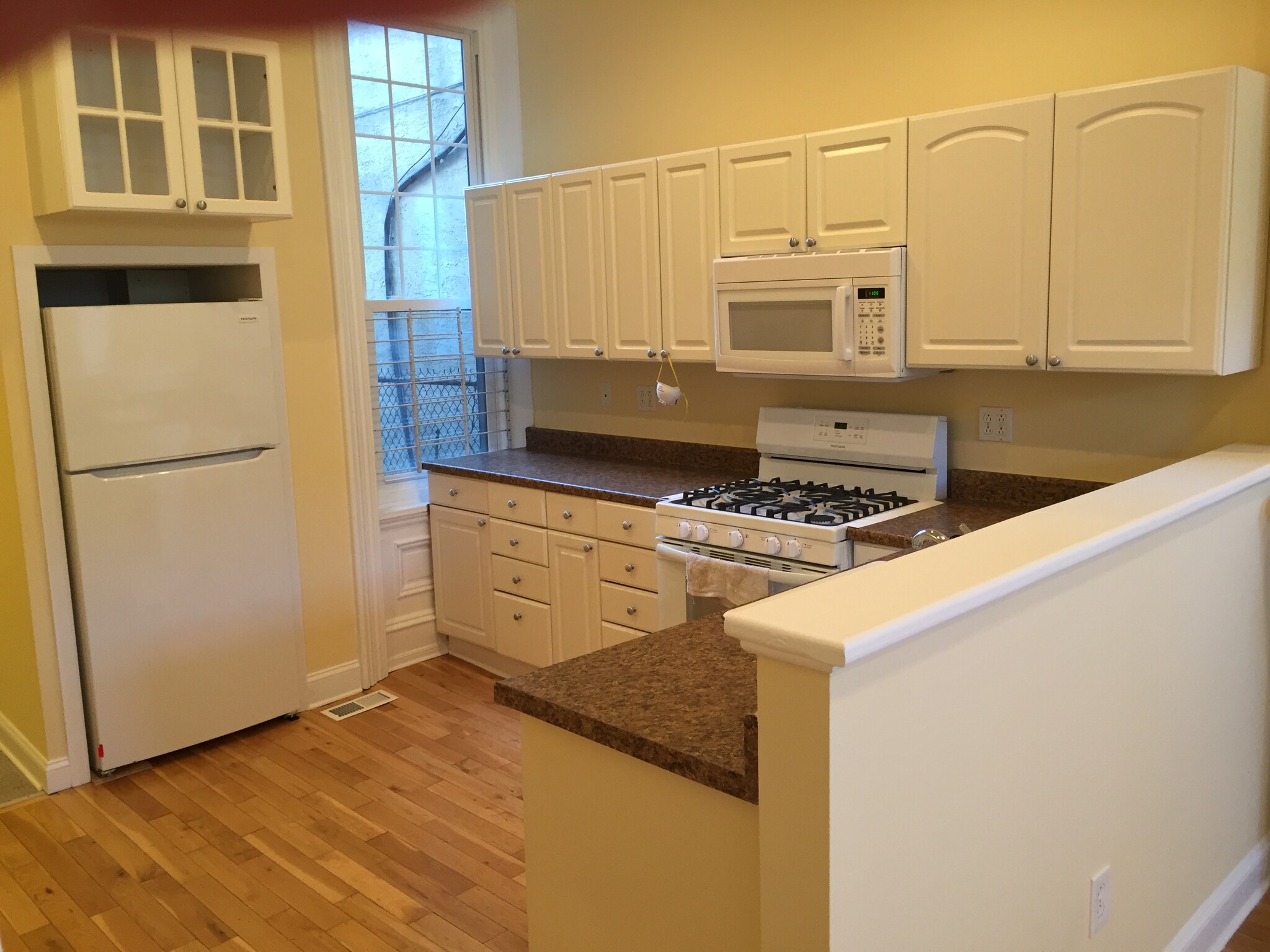 kitchen - 721 Corinthian Ave