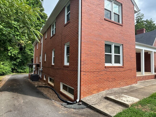 Building Photo - Spacious 1 Bedroom Apartment - Will keep you cool this summer!