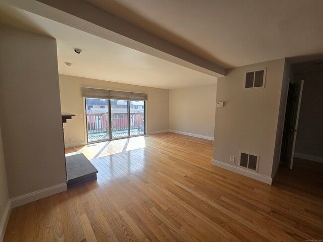 Building Photo - 237 Strawberry Hill Ave