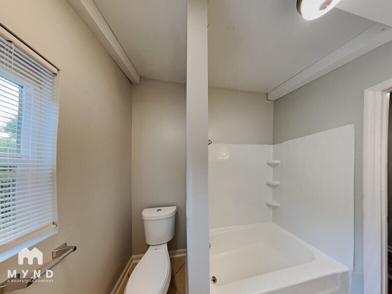 Building Photo - 1445 Echols Dr