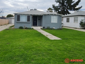 Building Photo - Spacious 3BD/1.5BA Home in Bakersfield's 93308 — Garage, Water Included & Small Pets Welcome!