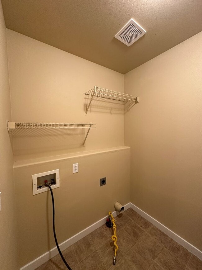 Building Photo - MOVE IN SPECIAL!  Remodeled 3 Bedroom / 2.5 Bathroom Home Southwest Redmond