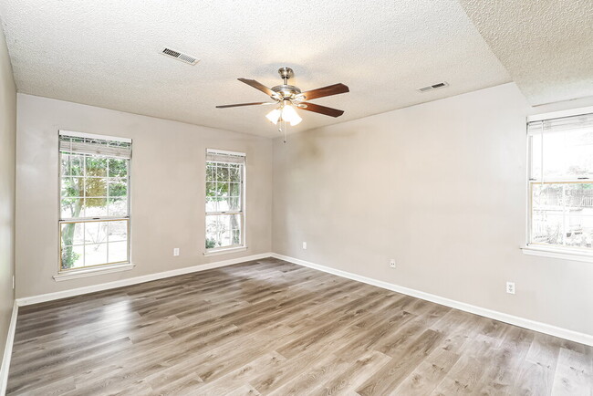 Building Photo - 9000 Oren Thompson Rd