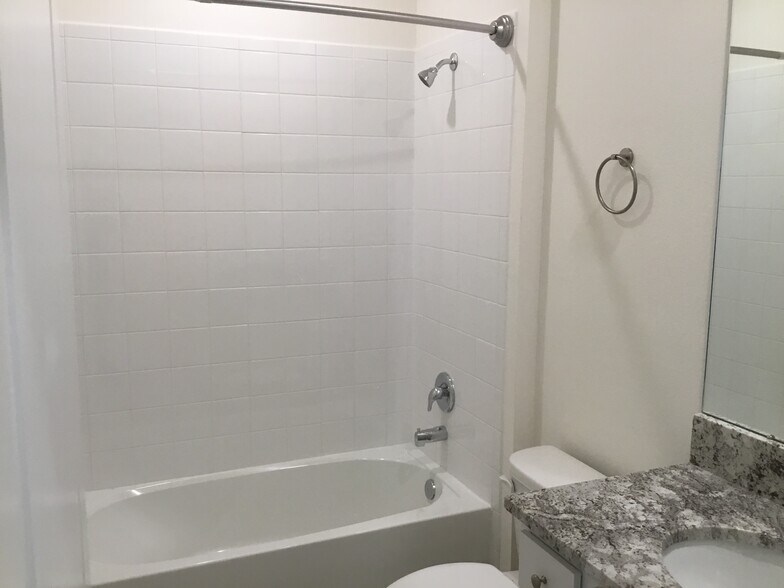 Guest Bath - 6185 SW 93rd Loop