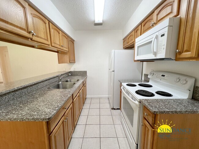 Building Photo - Inviting 2 Bedroom Duplex in Crestview!