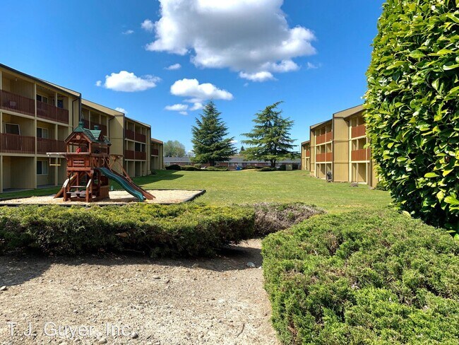 Building Photo - 1 br, 1 bath Apartment - 4702 108th Street...