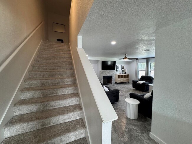 Building Photo - 191 Mistletoe Ln