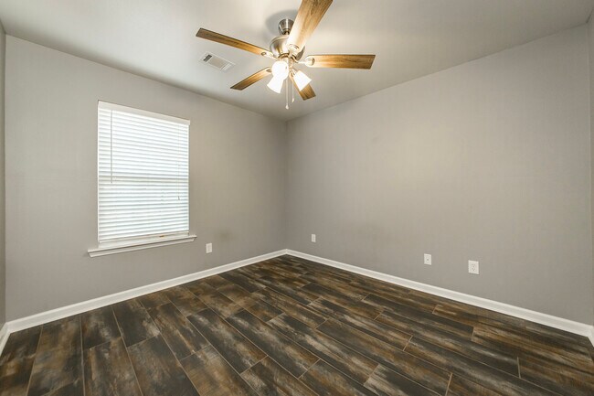 Building Photo - 31 Newcastle Dr