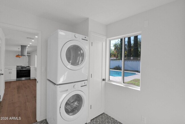 Building Photo - 501 W Seldon Ln