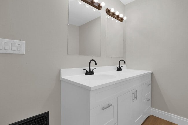 Building Photo - Updated 3 Bedroom, 2 Bathroom Home with Sp...
