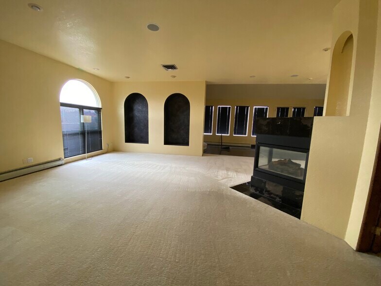 Building Photo - 313 S Victoria Ave