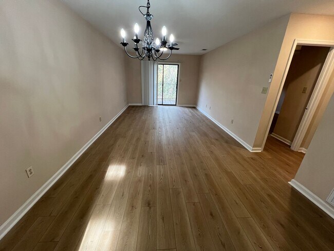 Building Photo - 2 bed 1 bath Available now!