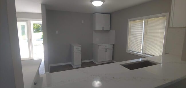 Building Photo - 611 E Sumner St