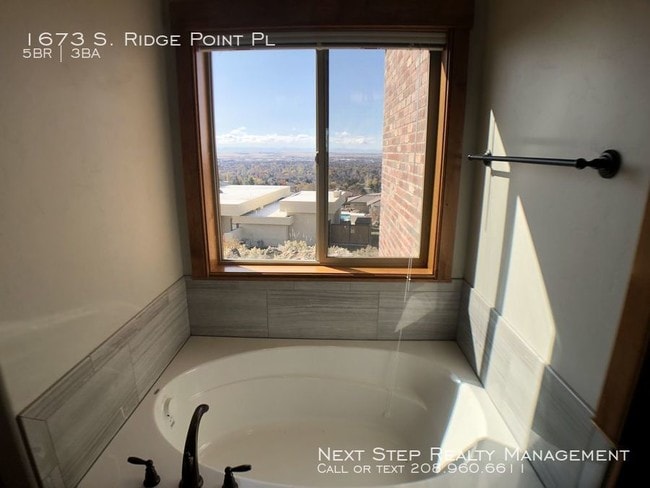 Building Photo - 5 bed 3 bath - Right Next to Table Rock