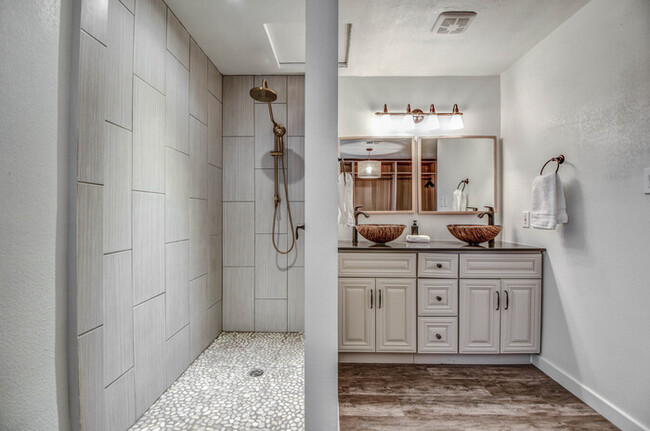 Building Photo - 2 Bd 2 Ba + Guest House with Fully Furnish...