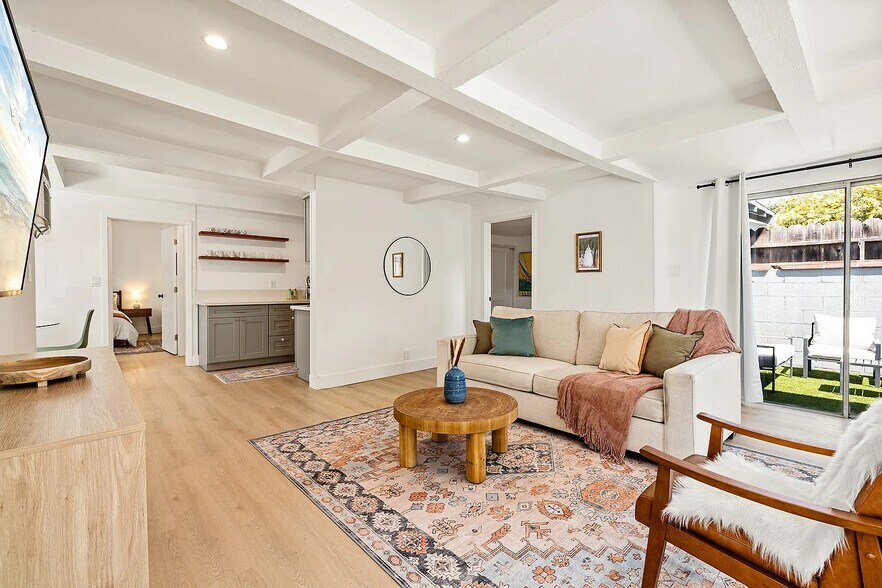 Building Photo - 619 W Kelso St