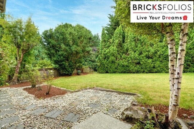 Building Photo - Redmond Gem! Live in the award-winning Lake Washington School District.