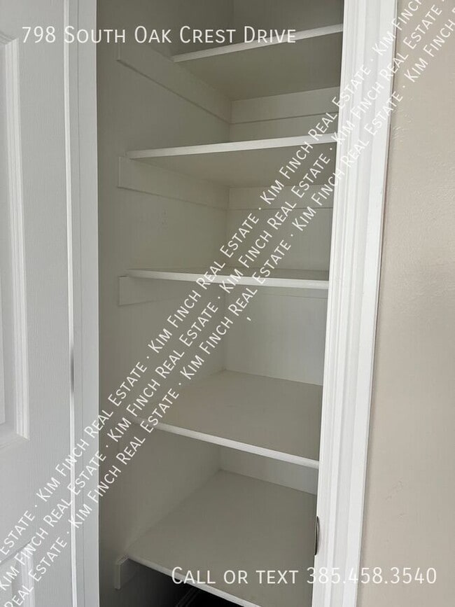 Building Photo - 798 S Oak Crest Dr