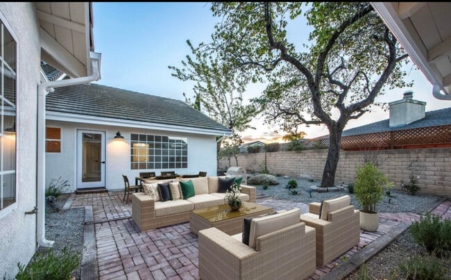 Building Photo - Beautifully Updated Single Story Custom Ho...