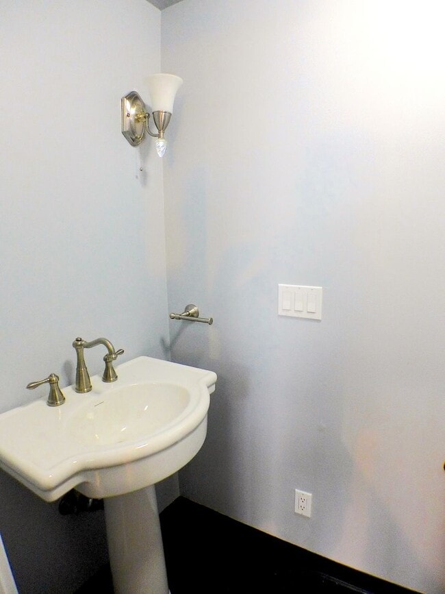 Building Photo - One Bedroom, One and a Half Bath Home in S...