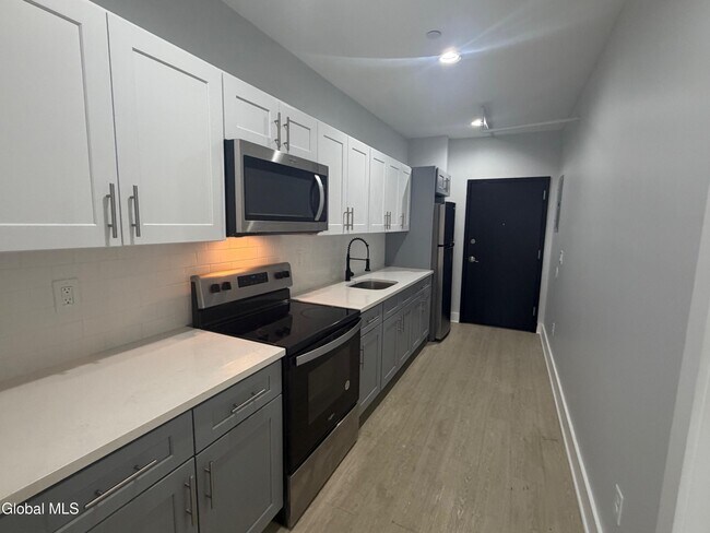 Building Photo - 5 Broadway