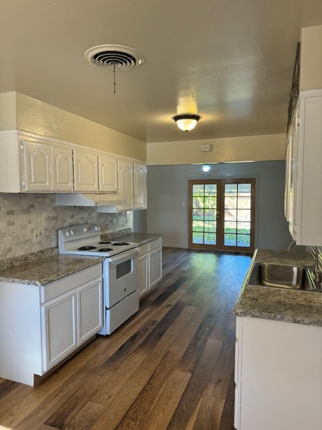 Building Photo - 4 Bedrooms in South Redding- Available for...