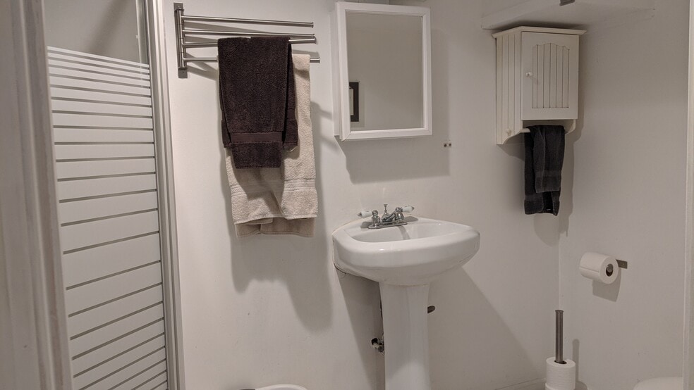 Full Bathroom - 540 S Taylor Ave